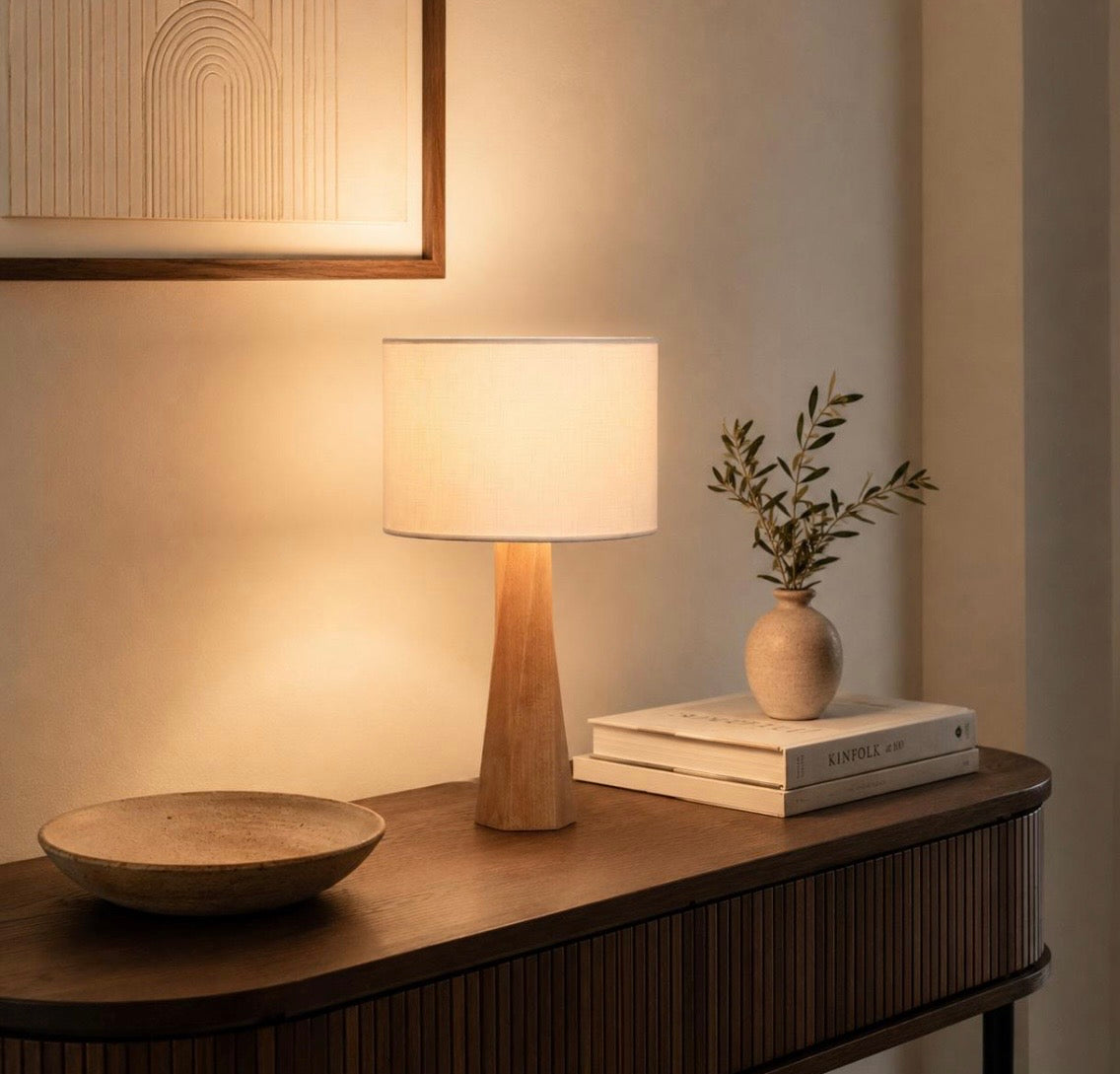 Houten bureaulamp, tafellamp, bedlamp, slaapkamerlamp, tafellamp, modern design, handgemaakte houten voet, rustieke stijl, unieke uitstraling