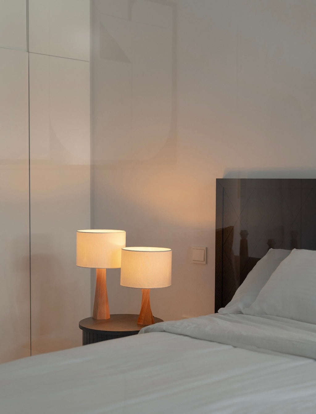 Houten bureaulamp, tafellamp, bedlamp, slaapkamerlamp, tafellamp, modern design, handgemaakte houten voet, rustieke stijl, unieke uitstraling